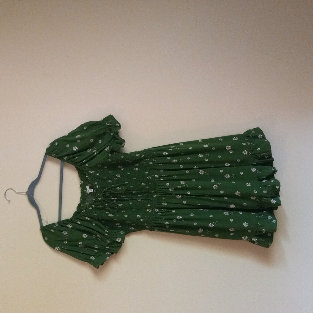 AUW knee length forest green floral design with daisies and bees. Size 1X.